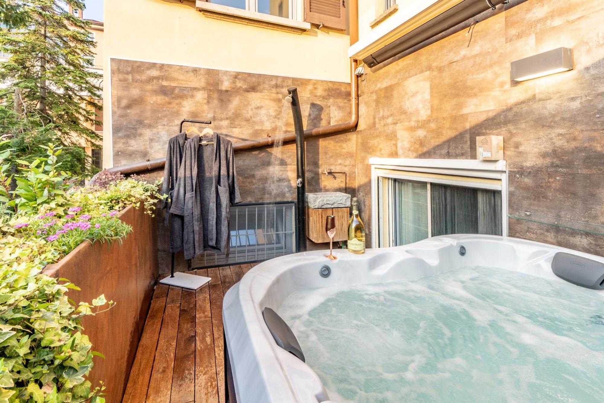 Luxe & Central Haven - Jacuzzi, Sauna, Steam, Private Parking Комо Екстериор снимка