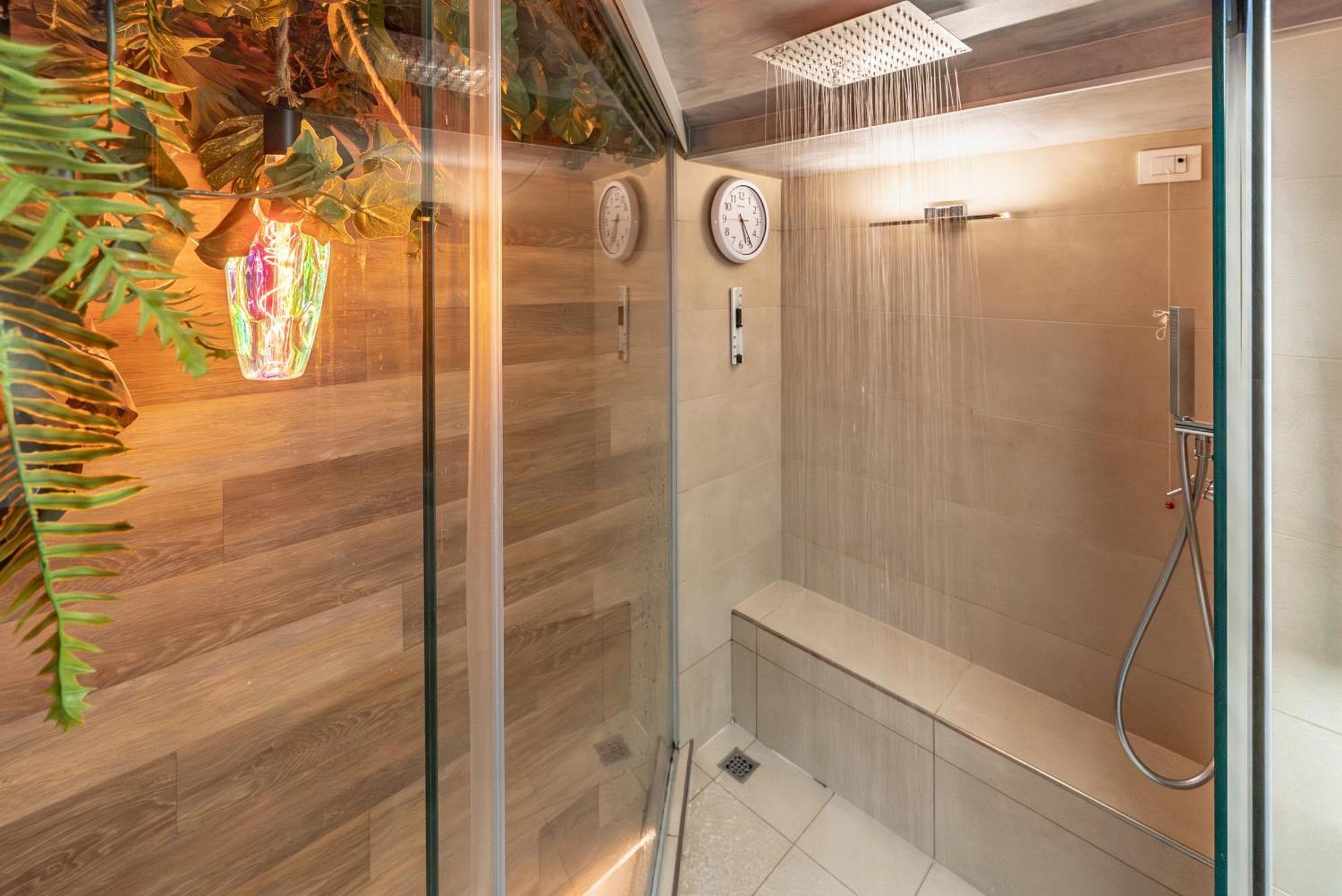 Luxe & Central Haven - Jacuzzi, Sauna, Steam, Private Parking Комо Екстериор снимка