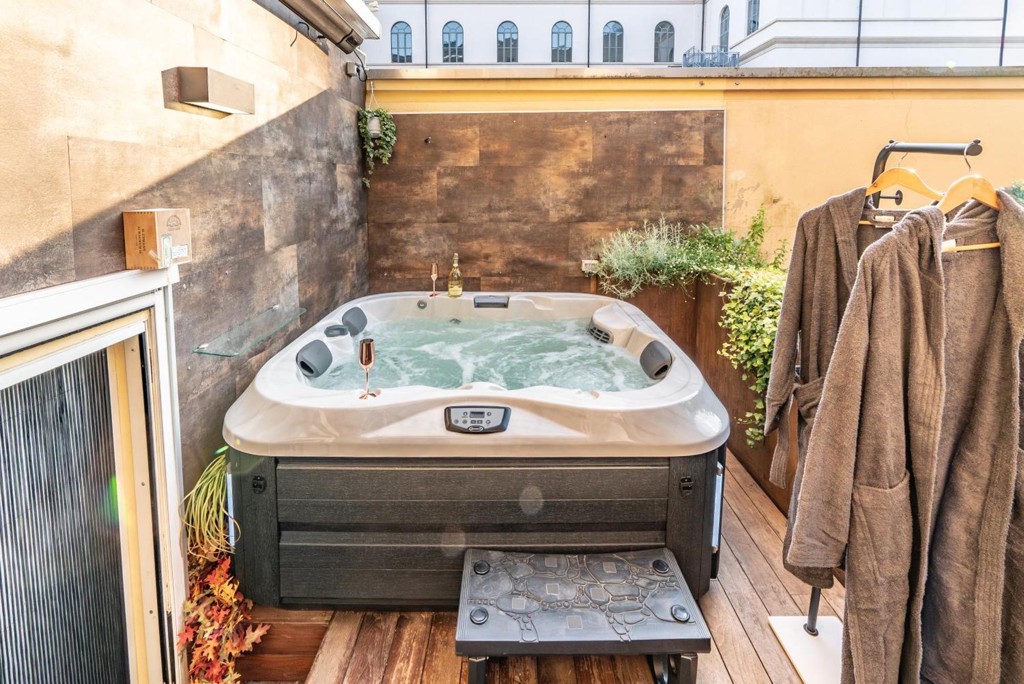 Luxe & Central Haven - Jacuzzi, Sauna, Steam, Private Parking Комо Екстериор снимка