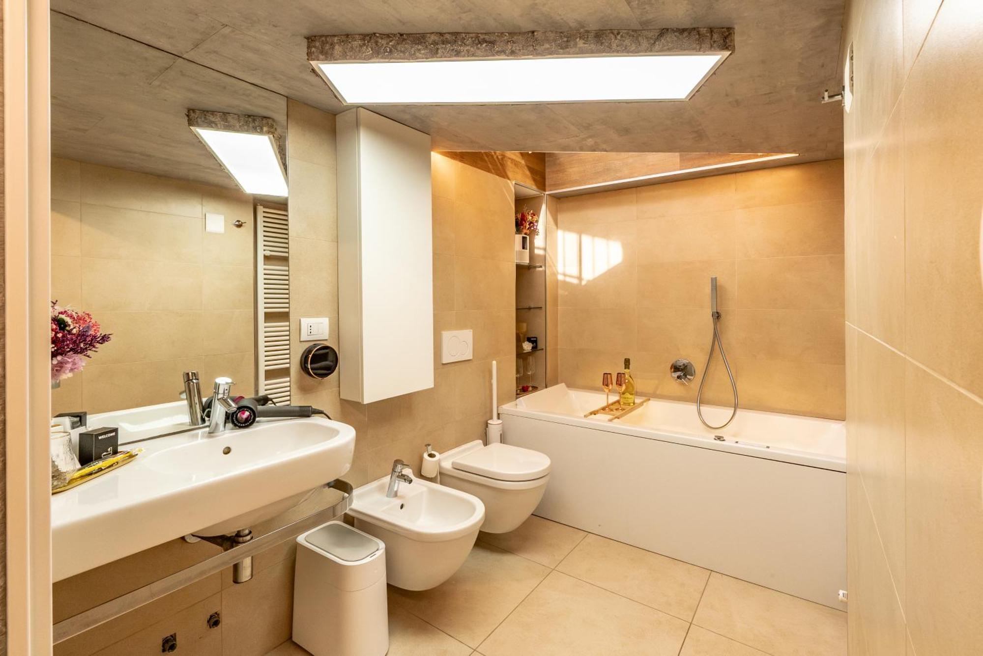 Luxe & Central Haven - Jacuzzi, Sauna, Steam, Private Parking Комо Екстериор снимка