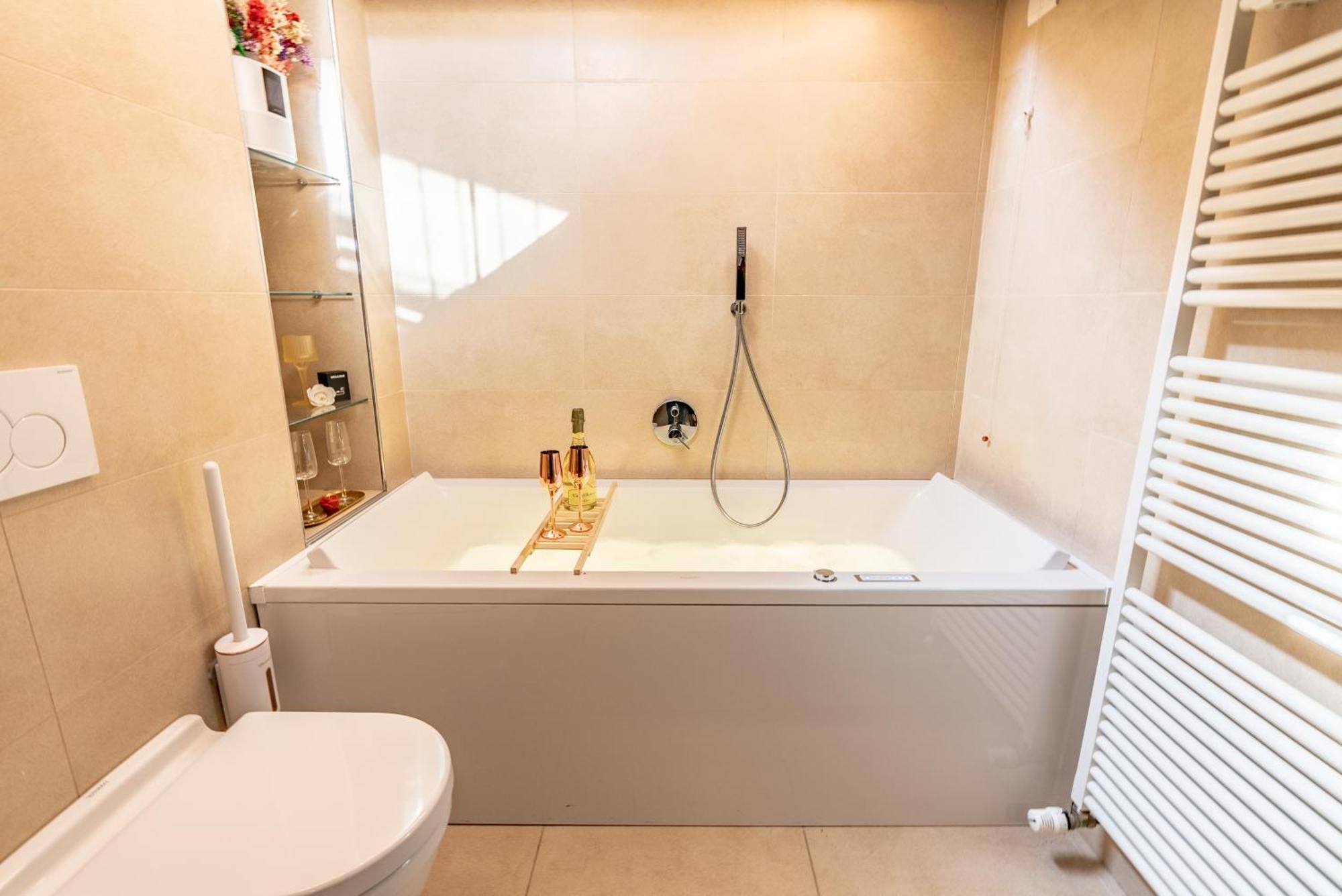 Luxe & Central Haven - Jacuzzi, Sauna, Steam, Private Parking Комо Екстериор снимка